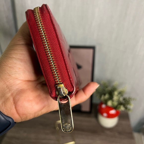 Louis Vuttion Vernis Wallet - Picture 3 of 17
